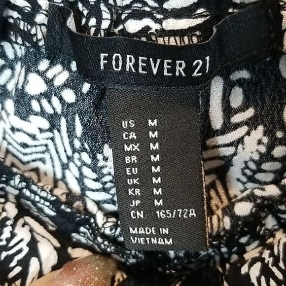 🖤5/$20🖤 NEW..FOREVER 21 black & off white shorts - Picture 4 of 8